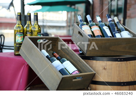 在餐館入口的空的酒瓶 在餐館入口的空的酒瓶 46083240