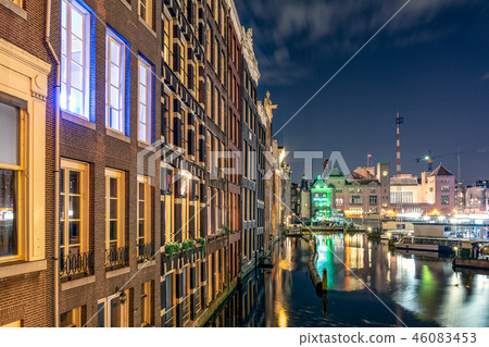 荷蘭阿姆斯特丹的運河的夜視圖 46083453
