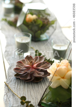 Florarium with fresh succulent and rose flowers Florarium with fresh succulent and rose flowers 46083598