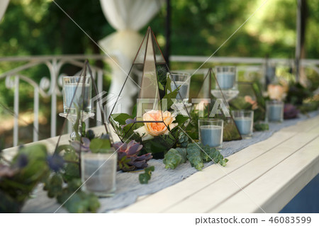 Florarium with fresh succulent and rose flowers Florarium with fresh succulent and rose flowers 46083599