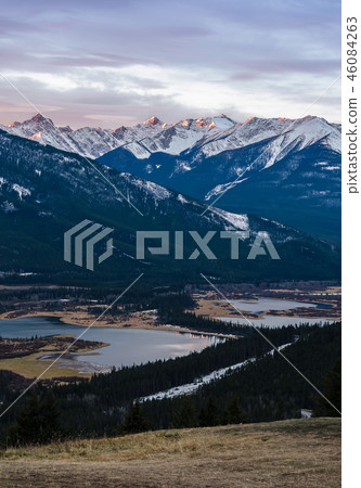 Mount Rundle and Vermilion Lakes in Banff  46084263