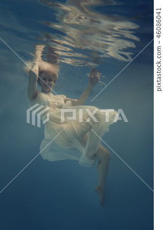 Woman in a white dress under water 46086041