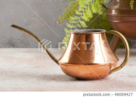 Old copper watering can 46089427