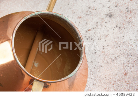 Old copper watering can Old copper watering can 46089428