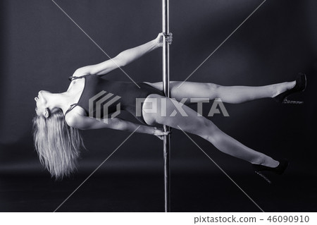 pole dance 46090910