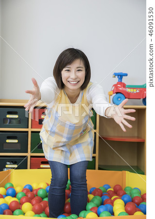 哈莫先生在一個球池裡叫一個幼兒園男孩 哈莫先生在一個球池裡叫一個幼兒園男孩 46091530