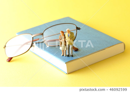 An old couple 46092599