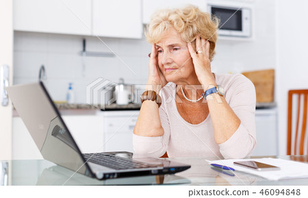 Woman has difficulties using computer 46094848