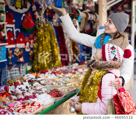 Adult woman with small daughter in market 46095518