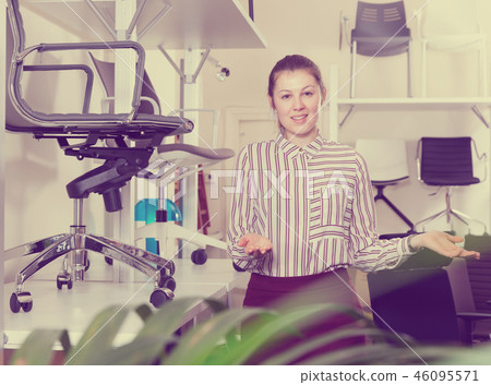 Salesgirl inviting to visit chair salon 46095571