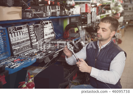 buyer is choosing ratchet 46095738