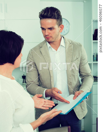 man tries woman to sign documents 46096077