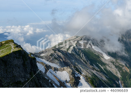 多雲的海岸線 46096689