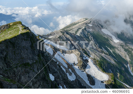 多雲的海岸線 46096691