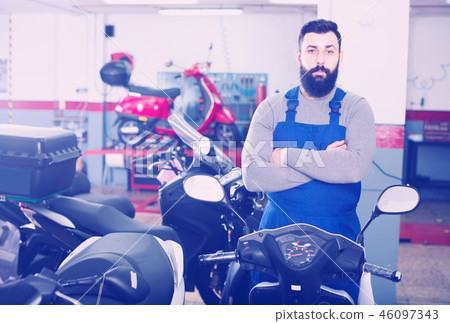 Worker shows a variety of motorcycle 46097343