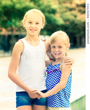 Two small happy sisters outdoors 46097453