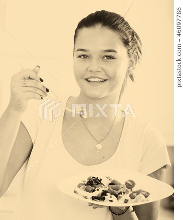 girl eating salad 46097786