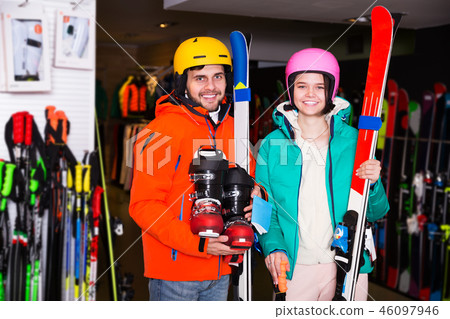 Couple in skiing outfit in store 46097946