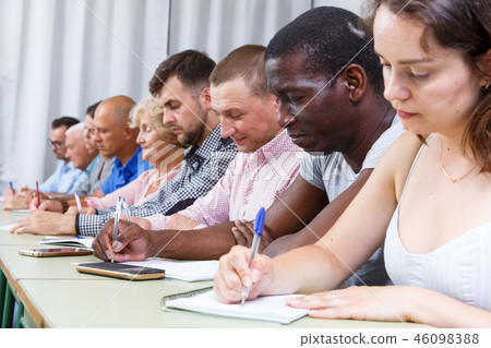 Group people listening and writing during course 46098388