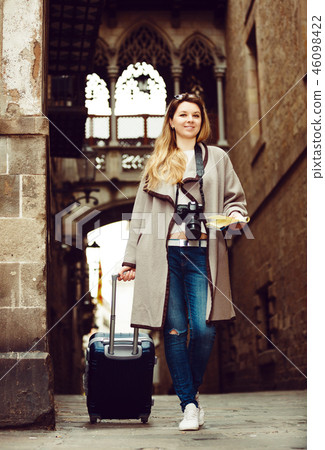 Traveling woman walking in the city 46098422