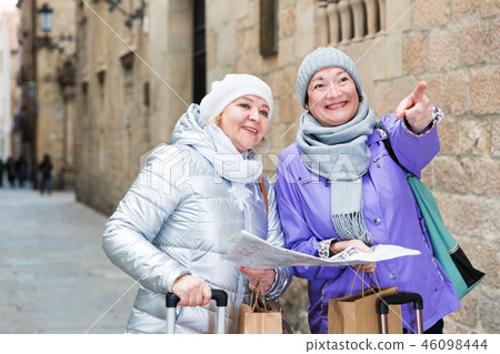 Elderly women tourists with city guide 46098444