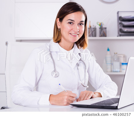 Female doctor offering help 46100257