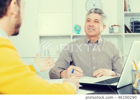 Men sign credit agreement 46100290