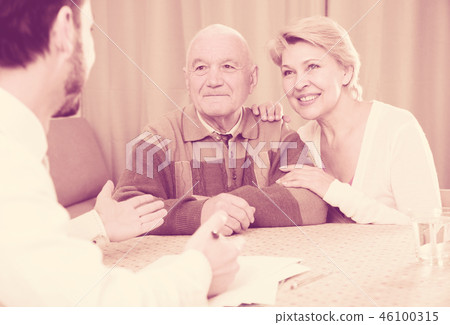 Pensioner and daughter with social employee 46100315
