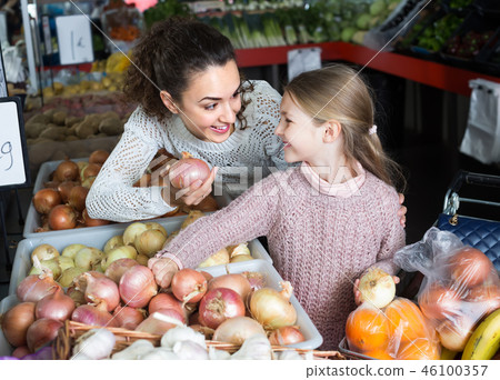 Woman and little girl at market. 46100357