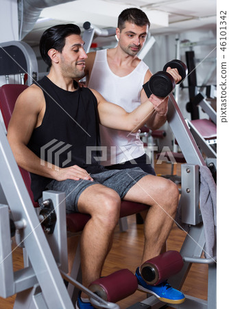 Guy with trainer in gym 46101342