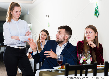 Woman is talking with couple in restaurante 46101520