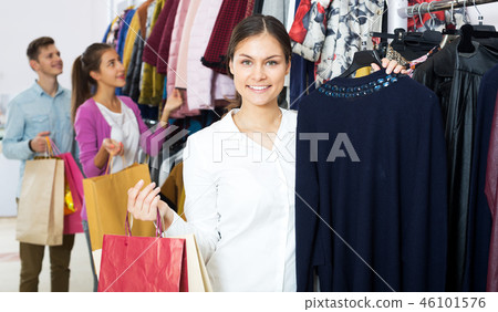 Female assistant serving happy customers 46101576