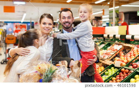 Family with purchases in supermarket 46101598