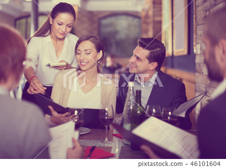 girl the waiter recommends dishes to visitors 46101604