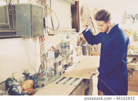 Working man preparing chipboard for work Working man preparing chipboard for work 46101652