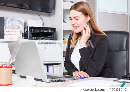 Salesgirl using laptop 46101942