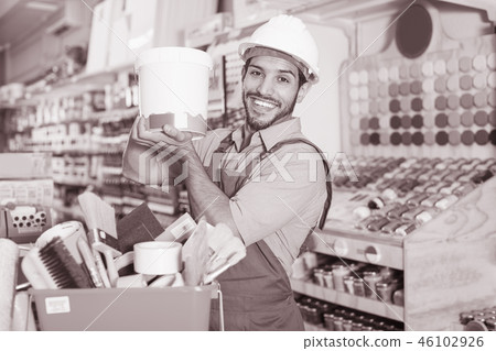 Master selecting paint in store 46102926