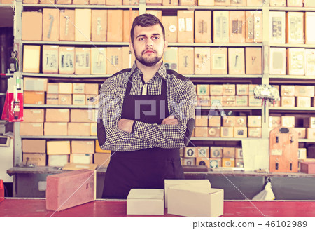 female shop assistant displaying assortment in houseware shop female shop assistant displaying assortment in houseware shop 46102989