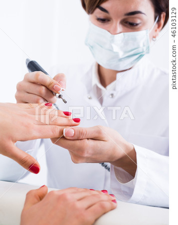 Woman doing shellac manicure 46103129