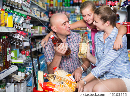 positive family choosing sunflower oil 46103353