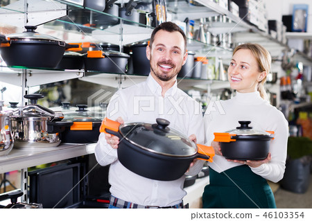 Man and woman demonstrate saucepans 46103354