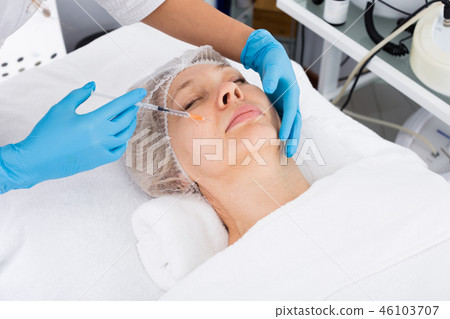 Doctor making injection Doctor making injection 46103707
