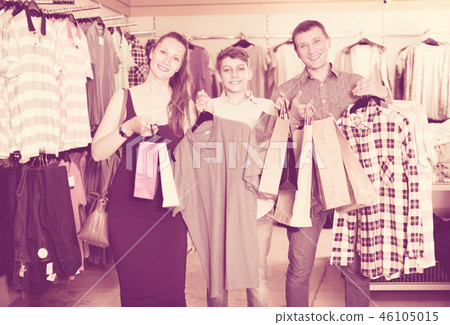 Family with purchases in shop Family with purchases in shop 46105015