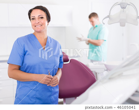 professional worker with assistant 46105041