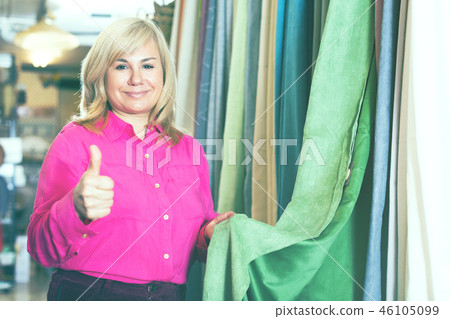 seller showing curtain and holding thumb up 46105099
