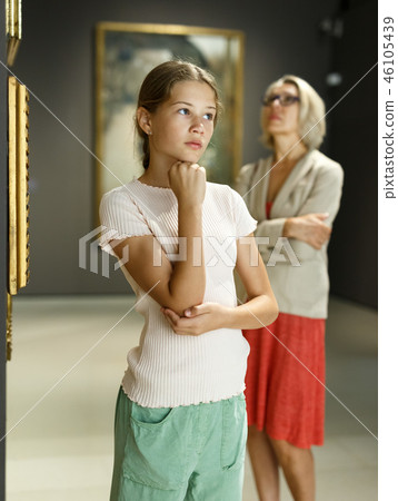 Teenage girl visiting museum 46105439