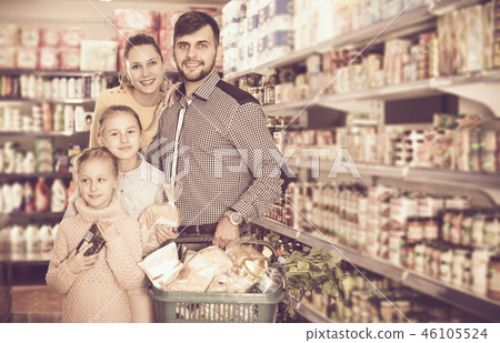 parents with girls with purchases during family shopping parents with girls with purchases during family shopping 46105524
