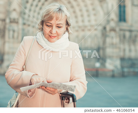 Mature woman with map and baggage 46106054