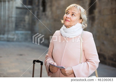 Mature woman with map and baggage 46106063