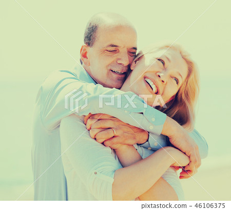 Elderly couple at sea shore 46106375